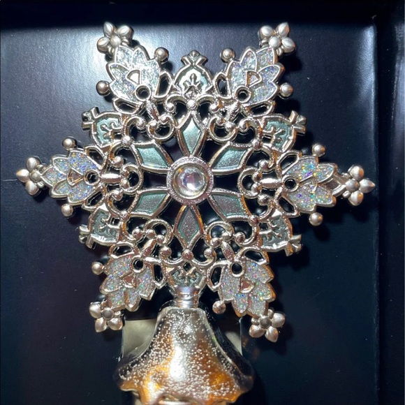 GANZ Snowflake Wine Bottle Topper - Picture 2 of 3